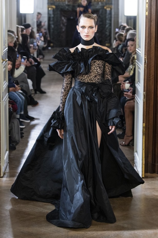 تصاميم كلاسيكية ومتنوعة من Elie Saab لخريف وشتاء 2019 