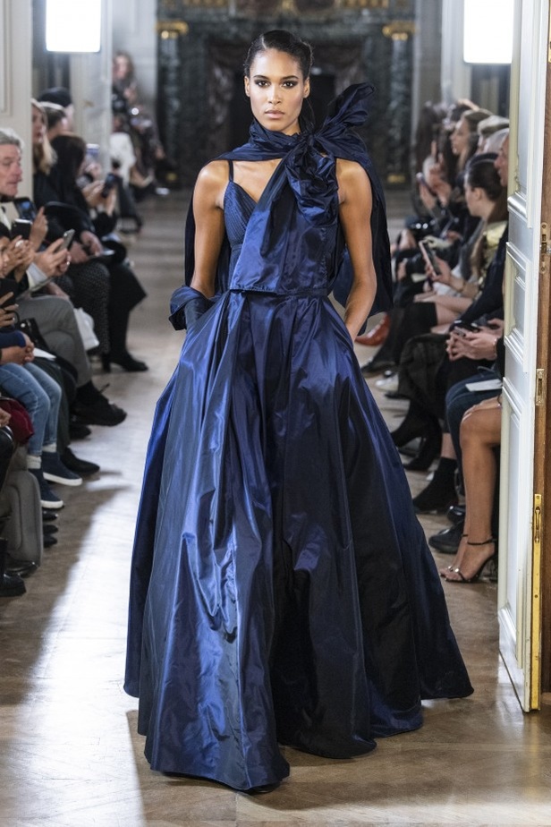 تصاميم كلاسيكية ومتنوعة من Elie Saab لخريف وشتاء 2019 