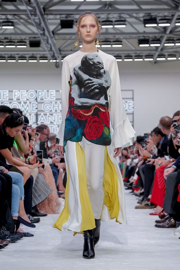 عرض أزياء فالنتينو لموسم خريف وشتاء 2019