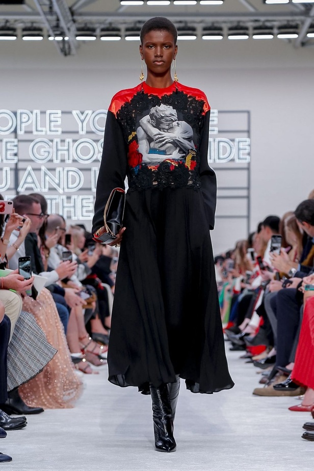 عرض أزياء فالنتينو لموسم خريف وشتاء 2019