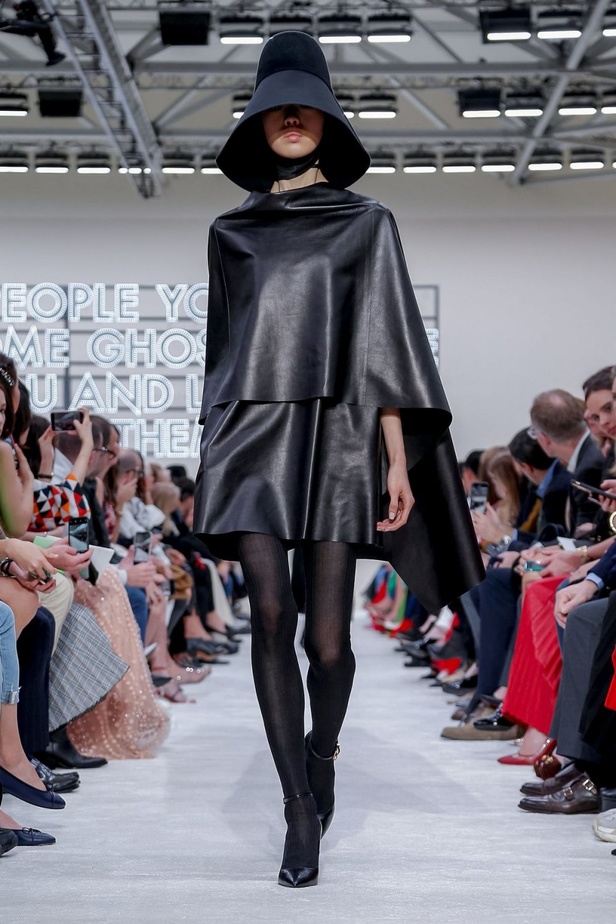 عرض أزياء فالنتينو لموسم خريف وشتاء 2019