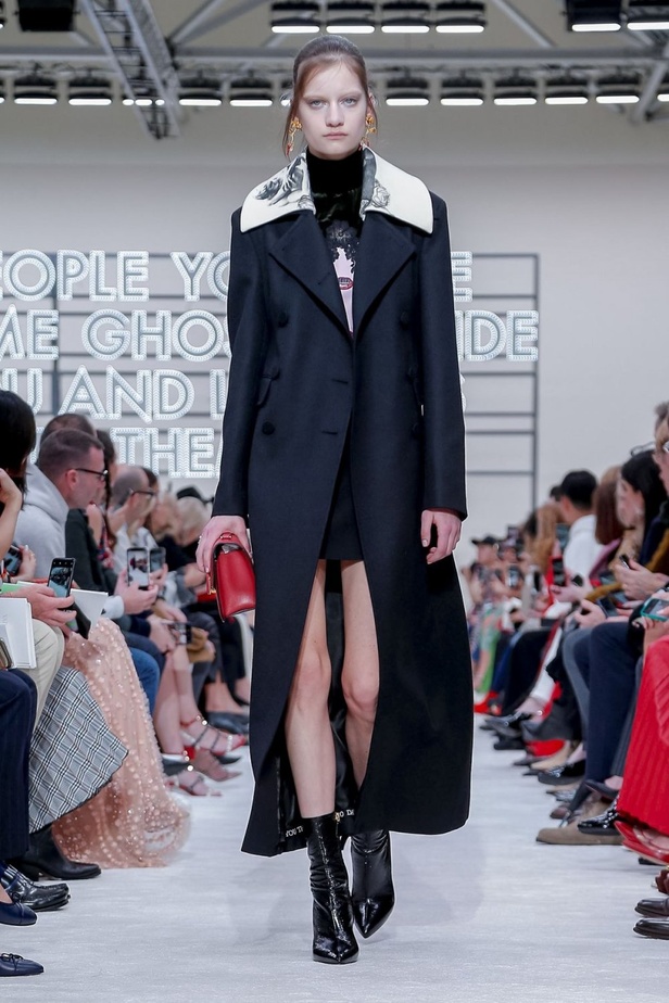 عرض أزياء فالنتينو لموسم خريف وشتاء 2019