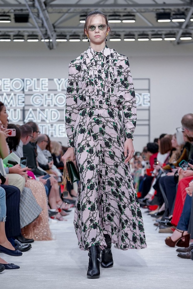 عرض أزياء فالنتينو لموسم خريف وشتاء 2019