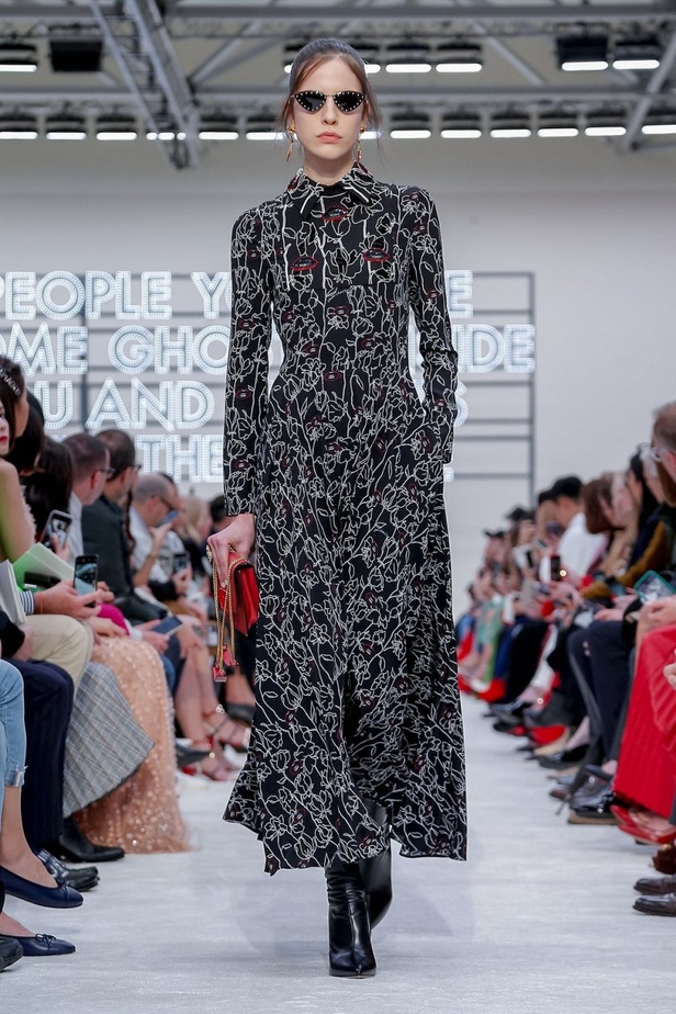 عرض أزياء فالنتينو لموسم خريف وشتاء 2019