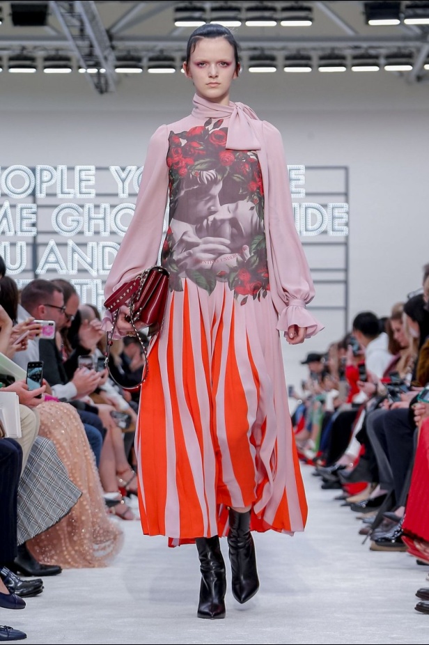 عرض أزياء فالنتينو لموسم خريف وشتاء 2019