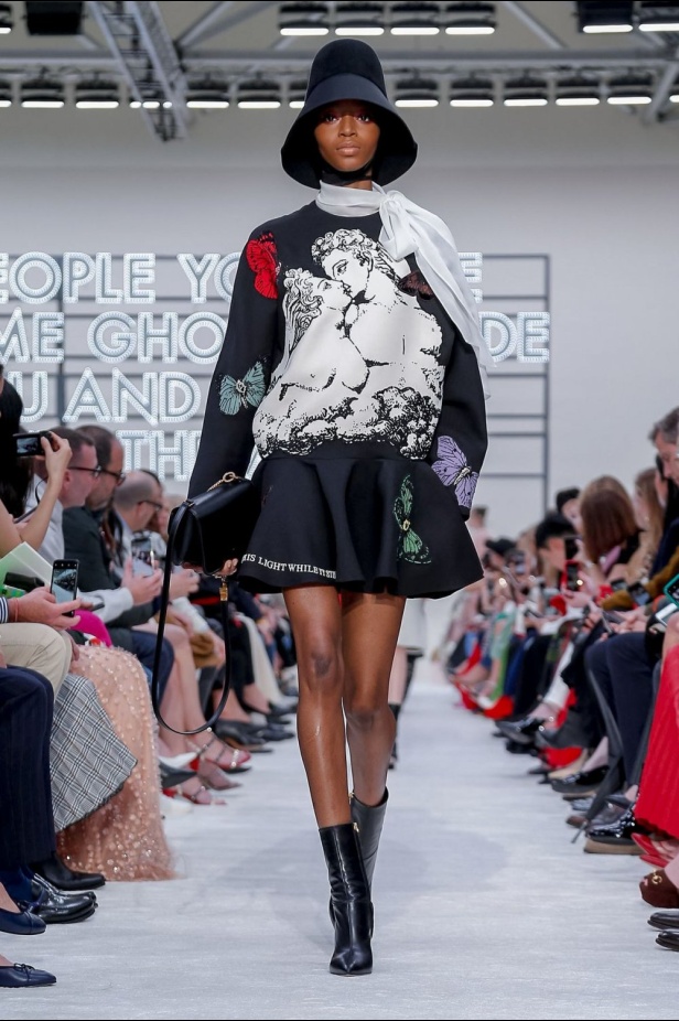 عرض أزياء فالنتينو لموسم خريف وشتاء 2019