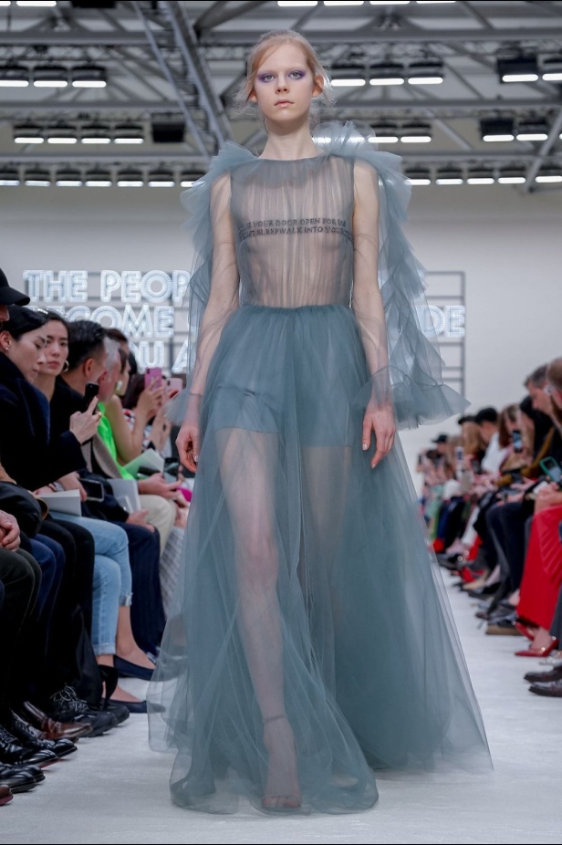 عرض أزياء فالنتينو لموسم خريف وشتاء 2019