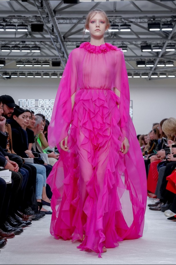 عرض أزياء فالنتينو لموسم خريف وشتاء 2019