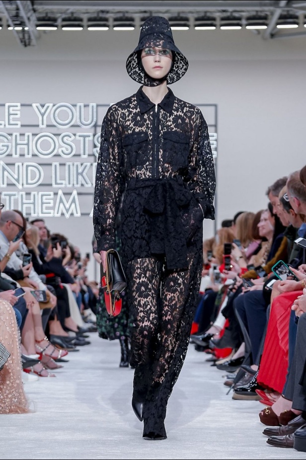 عرض أزياء فالنتينو لموسم خريف وشتاء 2019