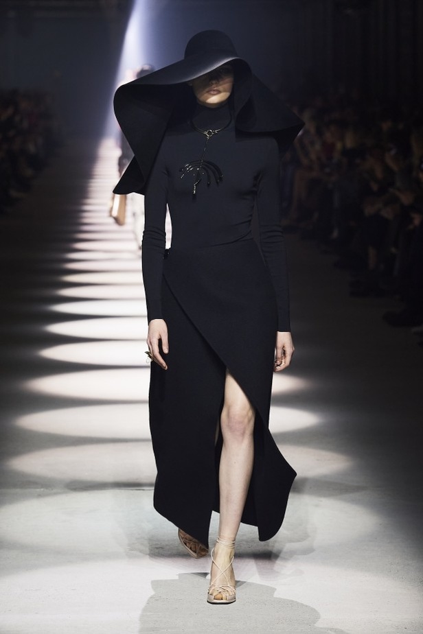 مجموعة جيفنشي للأزياء الراقية لخريف وشتاء 2021