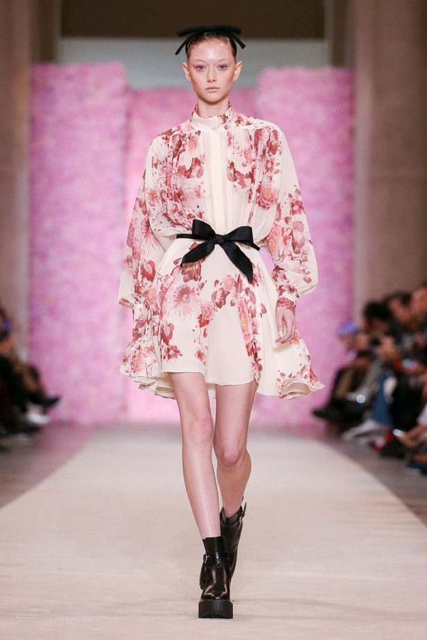 عرض ازياء جيامباتيستا فالي خلال اسبوع الموضة في باريس