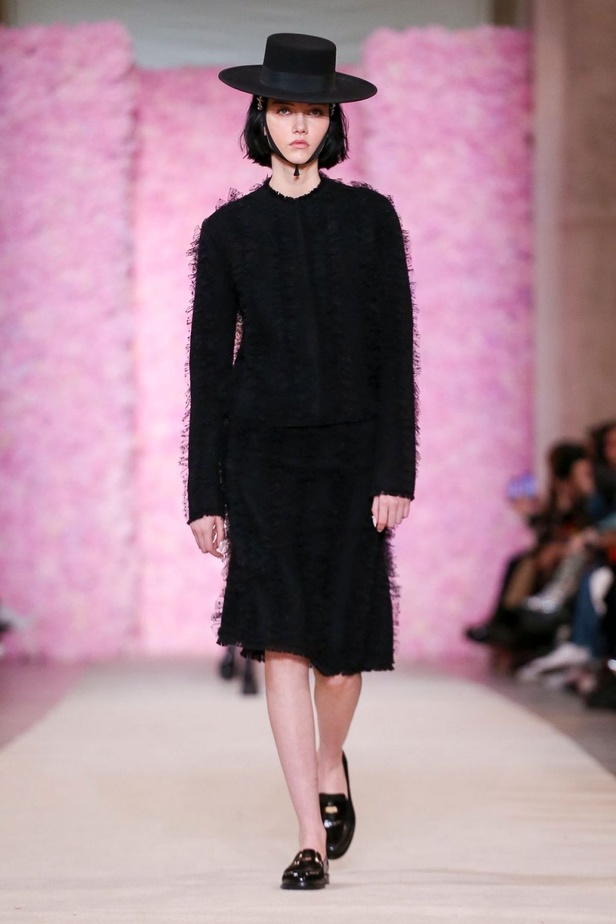 عرض ازياء جيامباتيستا فالي خلال اسبوع الموضة في باريس