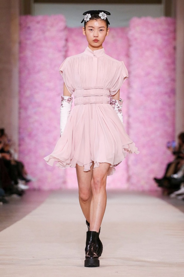 عرض ازياء جيامباتيستا فالي خلال اسبوع الموضة في باريس