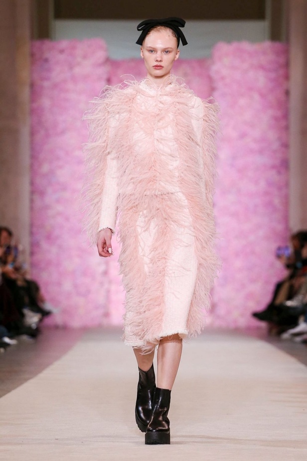 عرض ازياء جيامباتيستا فالي خلال اسبوع الموضة في باريس