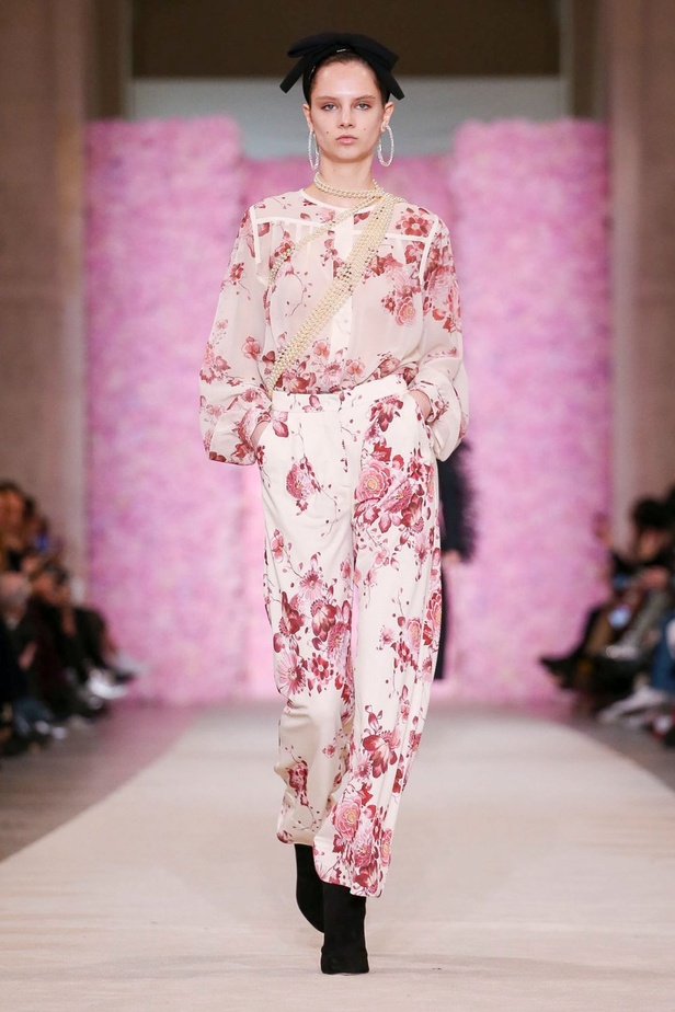 عرض ازياء جيامباتيستا فالي خلال اسبوع الموضة في باريس