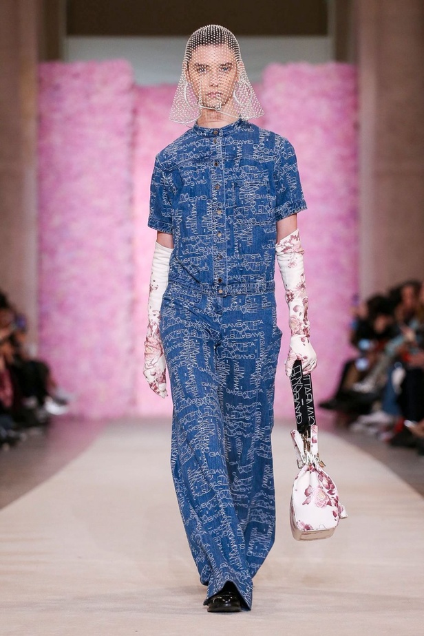 عرض ازياء جيامباتيستا فالي خلال اسبوع الموضة في باريس