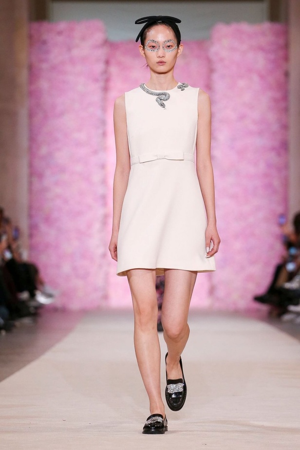 عرض ازياء جيامباتيستا فالي خلال اسبوع الموضة في باريس