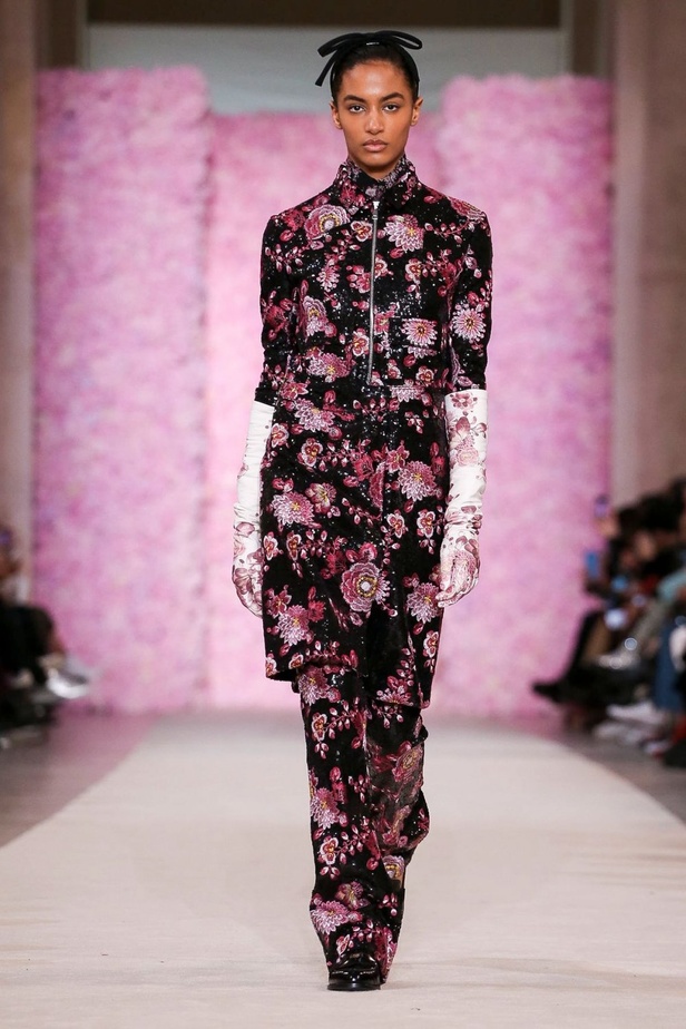 عرض ازياء جيامباتيستا فالي خلال اسبوع الموضة في باريس