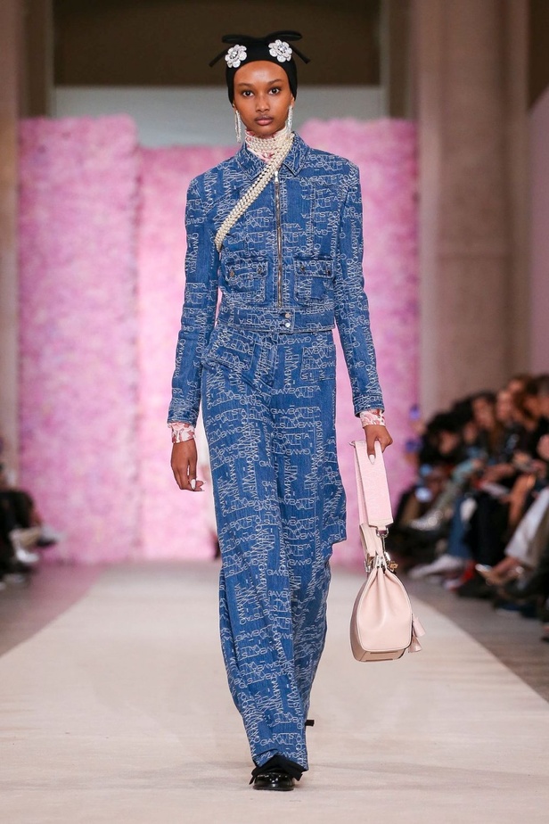 عرض ازياء جيامباتيستا فالي خلال اسبوع الموضة في باريس