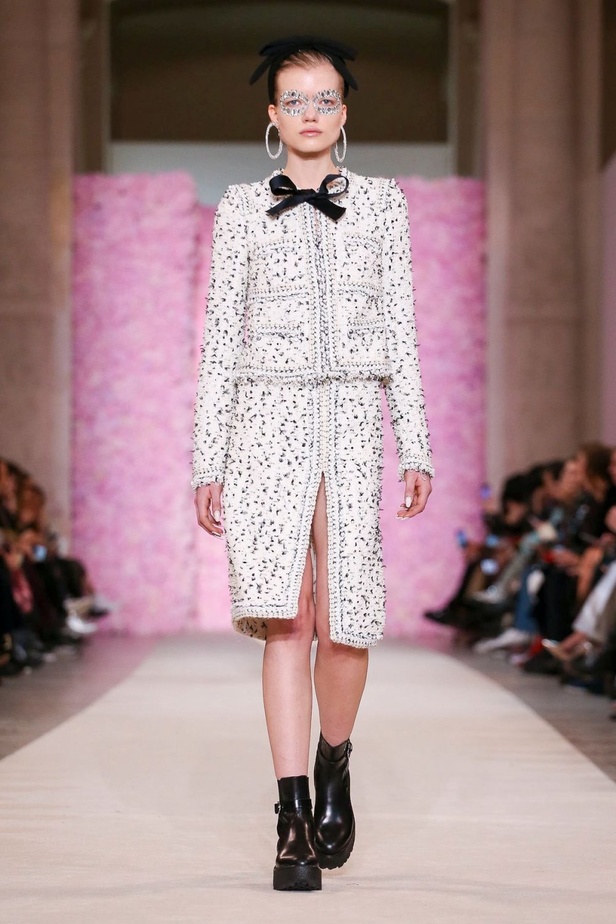 عرض ازياء جيامباتيستا فالي خلال اسبوع الموضة في باريس