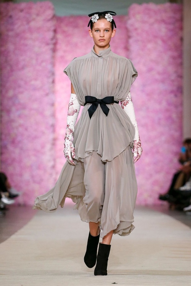 عرض ازياء جيامباتيستا فالي خلال اسبوع الموضة في باريس