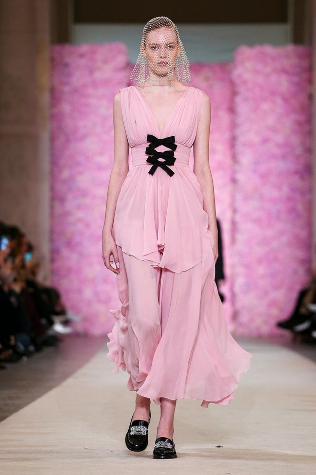 عرض ازياء جيامباتيستا فالي خلال اسبوع الموضة في باريس