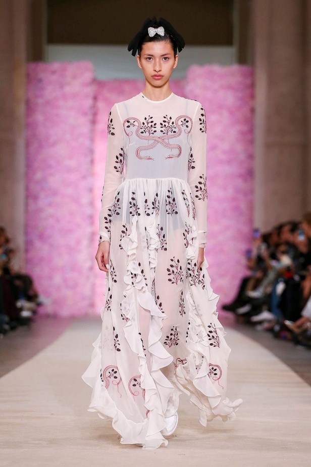 عرض ازياء جيامباتيستا فالي خلال اسبوع الموضة في باريس