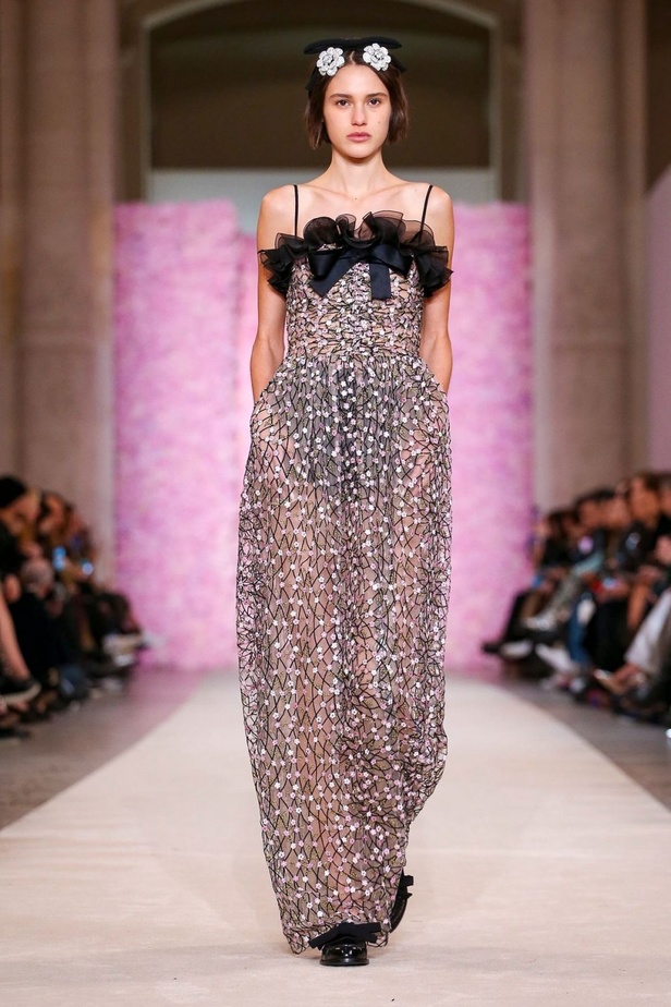 عرض ازياء جيامباتيستا فالي خلال اسبوع الموضة في باريس