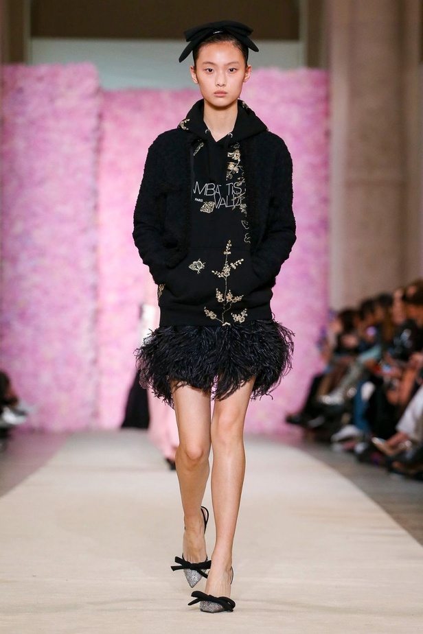 عرض ازياء جيامباتيستا فالي خلال اسبوع الموضة في باريس