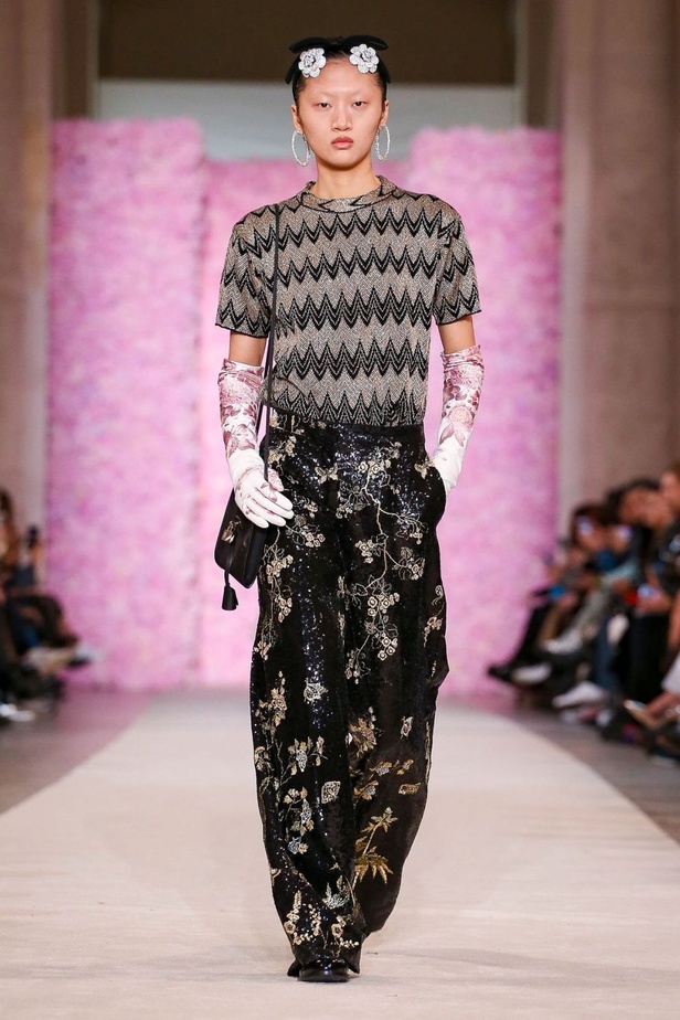 عرض ازياء جيامباتيستا فالي خلال اسبوع الموضة في باريس