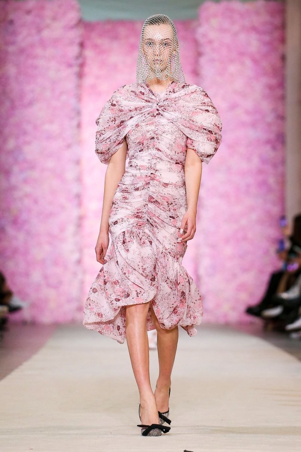 عرض ازياء جيامباتيستا فالي خلال اسبوع الموضة في باريس