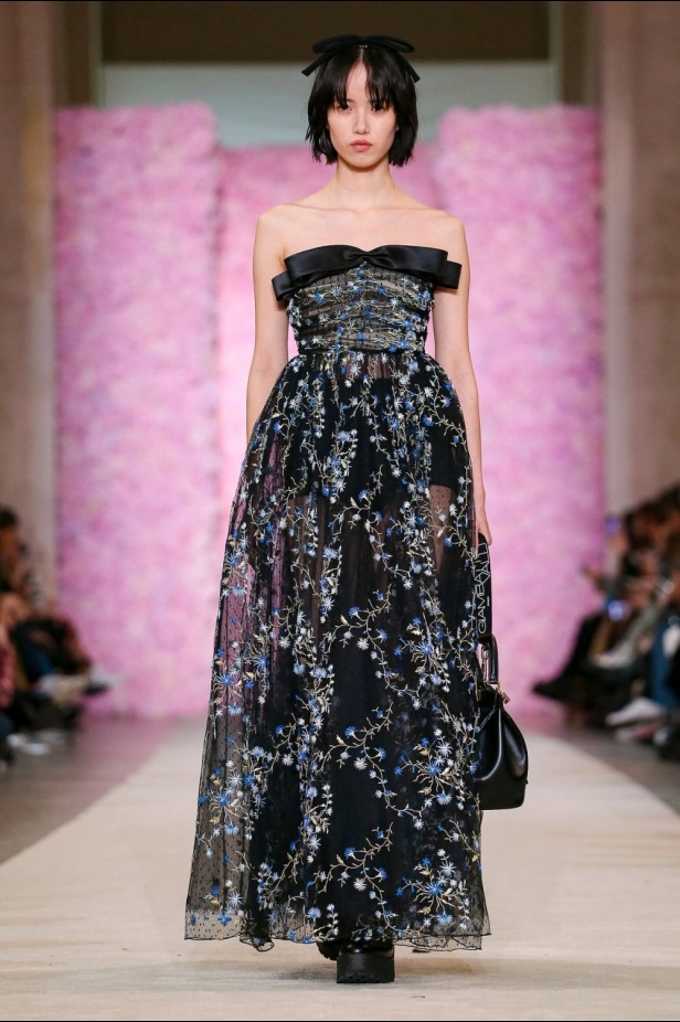 عرض ازياء جيامباتيستا فالي خلال اسبوع الموضة في باريس