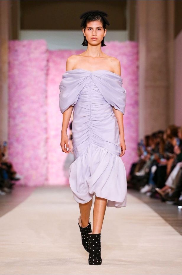 عرض ازياء جيامباتيستا فالي خلال اسبوع الموضة في باريس