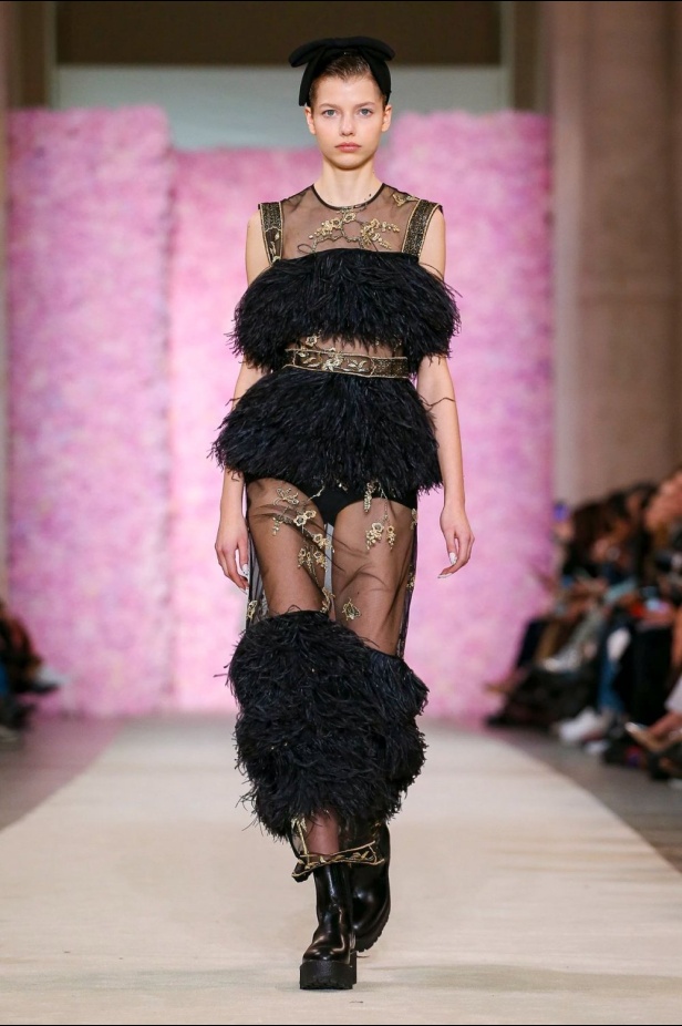 عرض ازياء جيامباتيستا فالي خلال اسبوع الموضة في باريس