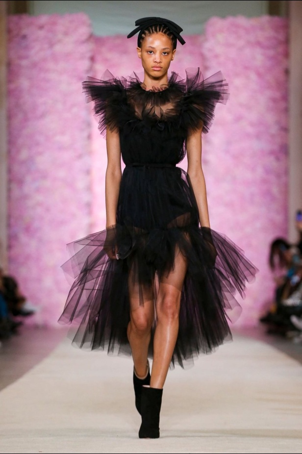 عرض ازياء جيامباتيستا فالي خلال اسبوع الموضة في باريس