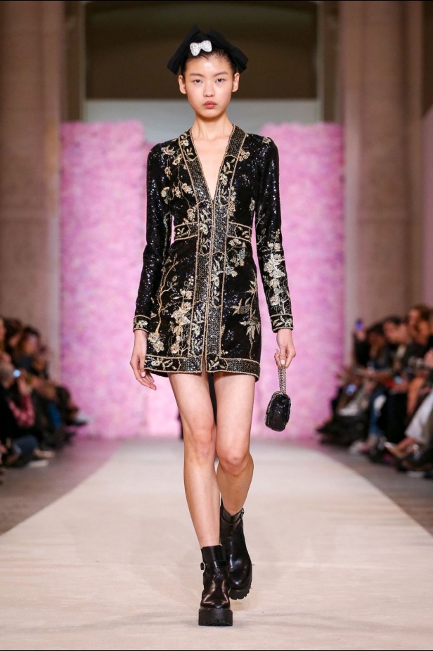 عرض ازياء جيامباتيستا فالي خلال اسبوع الموضة في باريس