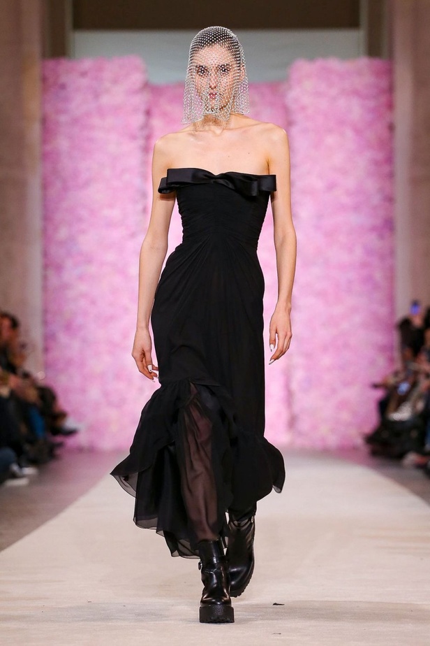 عرض ازياء جيامباتيستا فالي خلال اسبوع الموضة في باريس