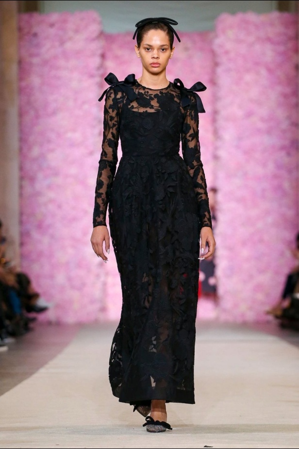 عرض ازياء جيامباتيستا فالي خلال اسبوع الموضة في باريس