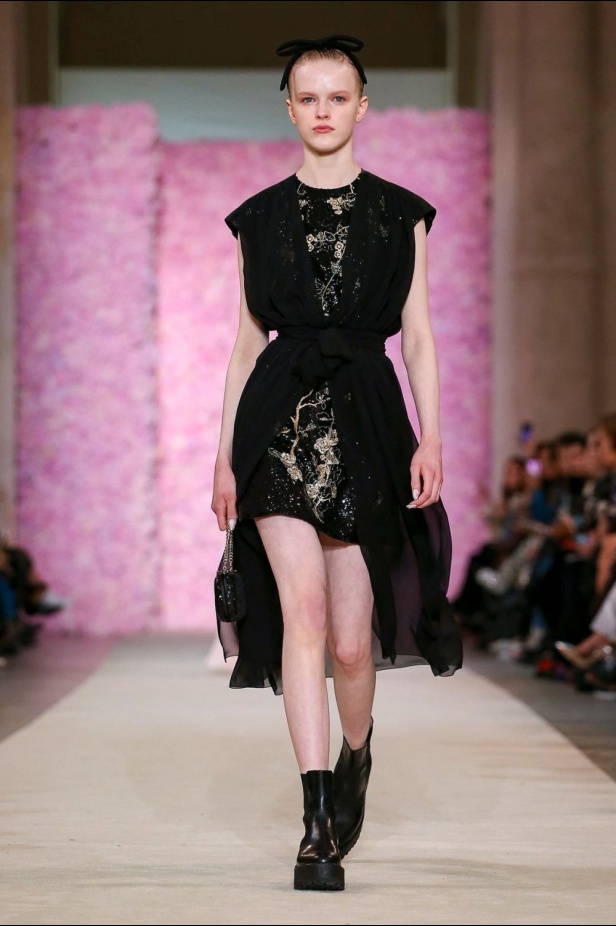 عرض ازياء جيامباتيستا فالي خلال اسبوع الموضة في باريس