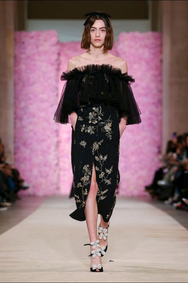 عرض ازياء جيامباتيستا فالي خلال اسبوع الموضة في باريس