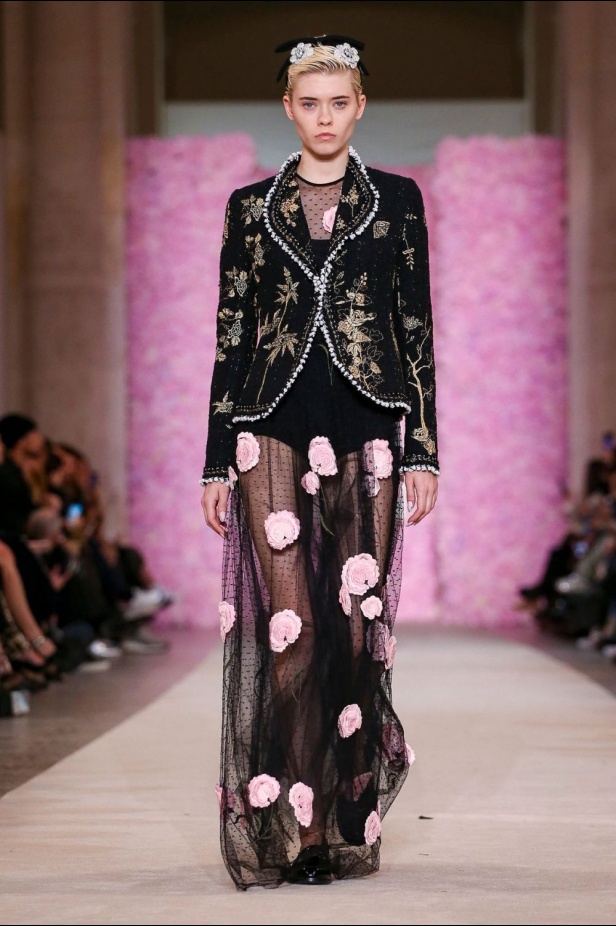 عرض ازياء جيامباتيستا فالي خلال اسبوع الموضة في باريس