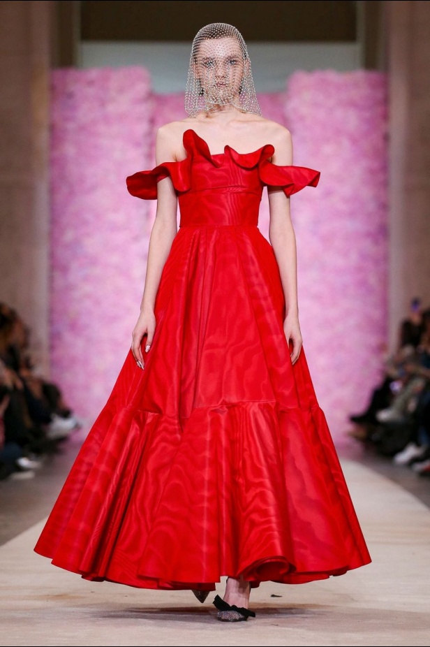 عرض ازياء جيامباتيستا فالي خلال اسبوع الموضة في باريس