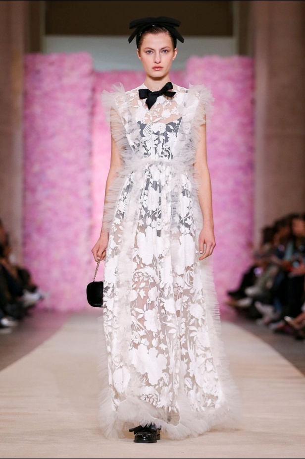عرض ازياء جيامباتيستا فالي خلال اسبوع الموضة في باريس