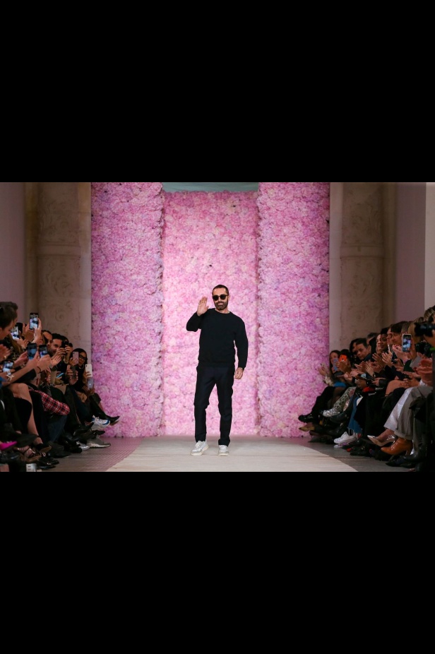 عرض ازياء جيامباتيستا فالي خلال اسبوع الموضة في باريس