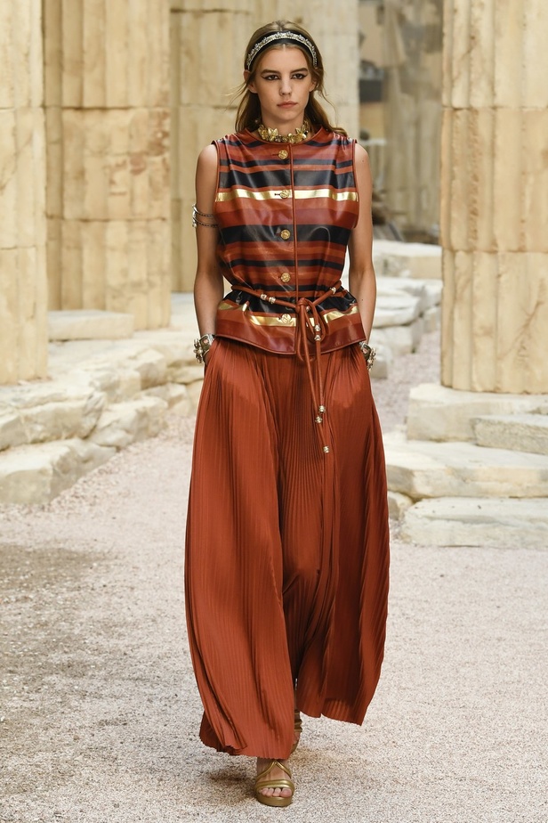 مجموعة شانيل كروز 2018 تعود بنا الى الحضارة اليونانية