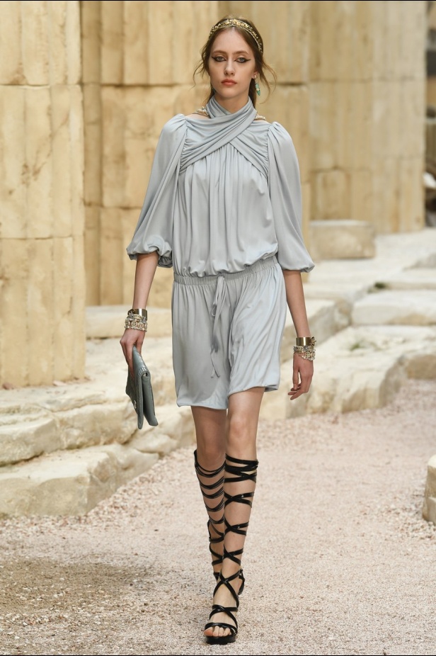 مجموعة شانيل كروز 2018 تعود بنا الى الحضارة اليونانية