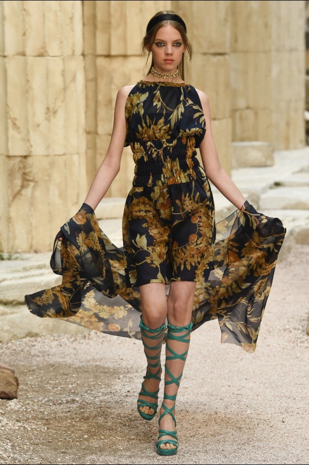 مجموعة شانيل كروز 2018 تعود بنا الى الحضارة اليونانية