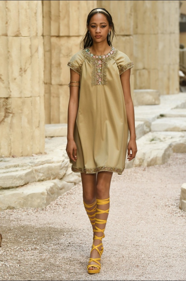 مجموعة شانيل كروز 2018 تعود بنا الى الحضارة اليونانية