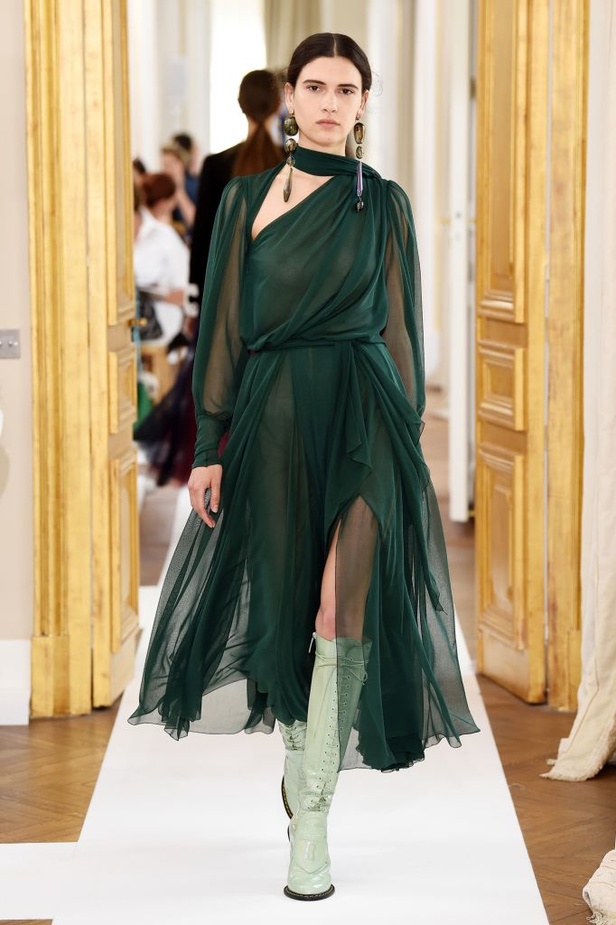 عرض Schiaparelli للأزياء الراقية لخريف وشتاء ٢٠١٨ !