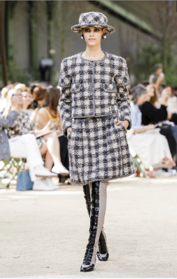 عرض Chanel لخريف وشتاء 2017 للأزياء الراقية !